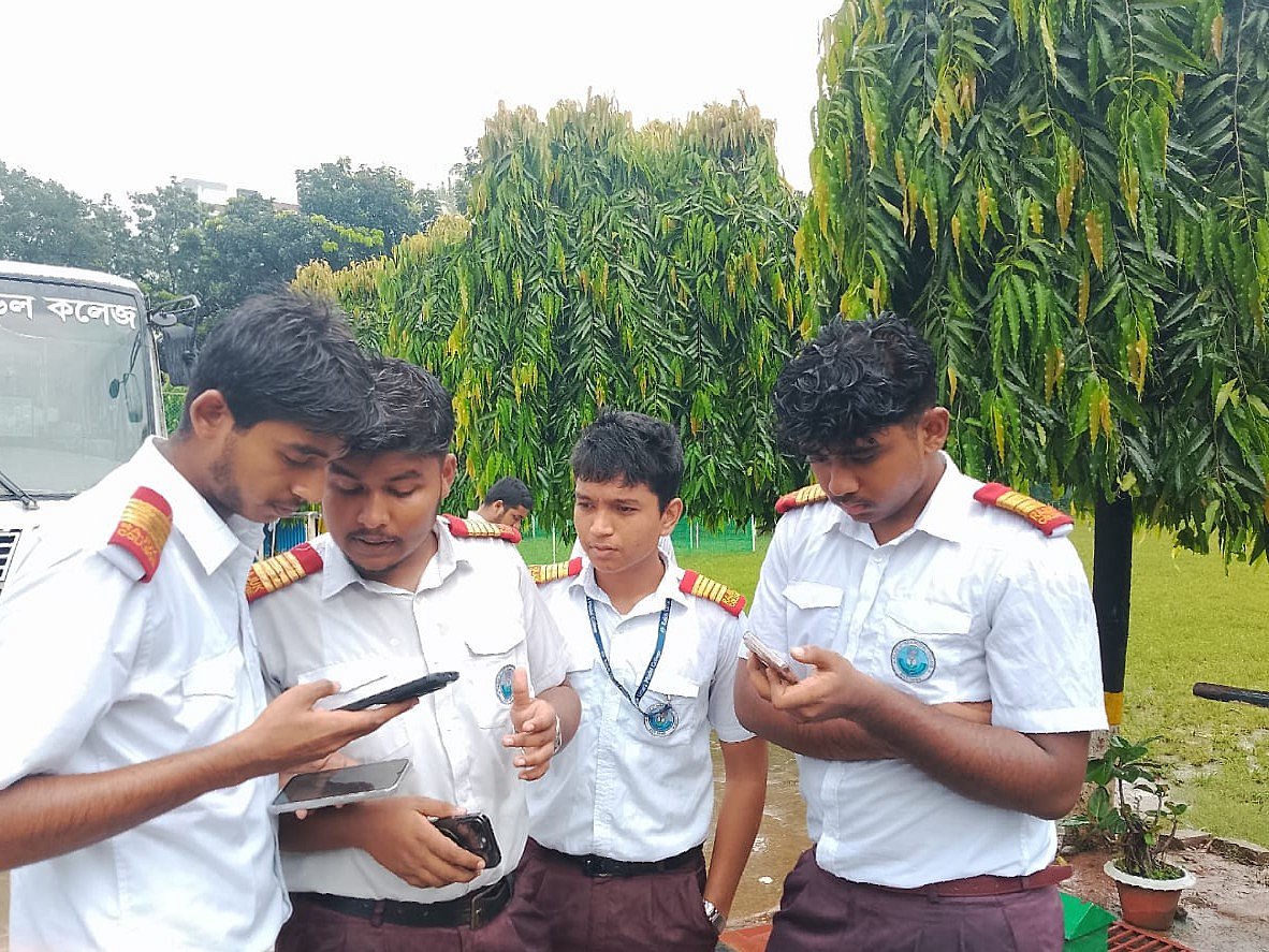 খুদে বার্তার মাধ্যমে এসএসসি ও সমমানের পরীক্ষার ফলাফল দেখছে  রাজউক কলেজের পরীক্ষার্থীরা