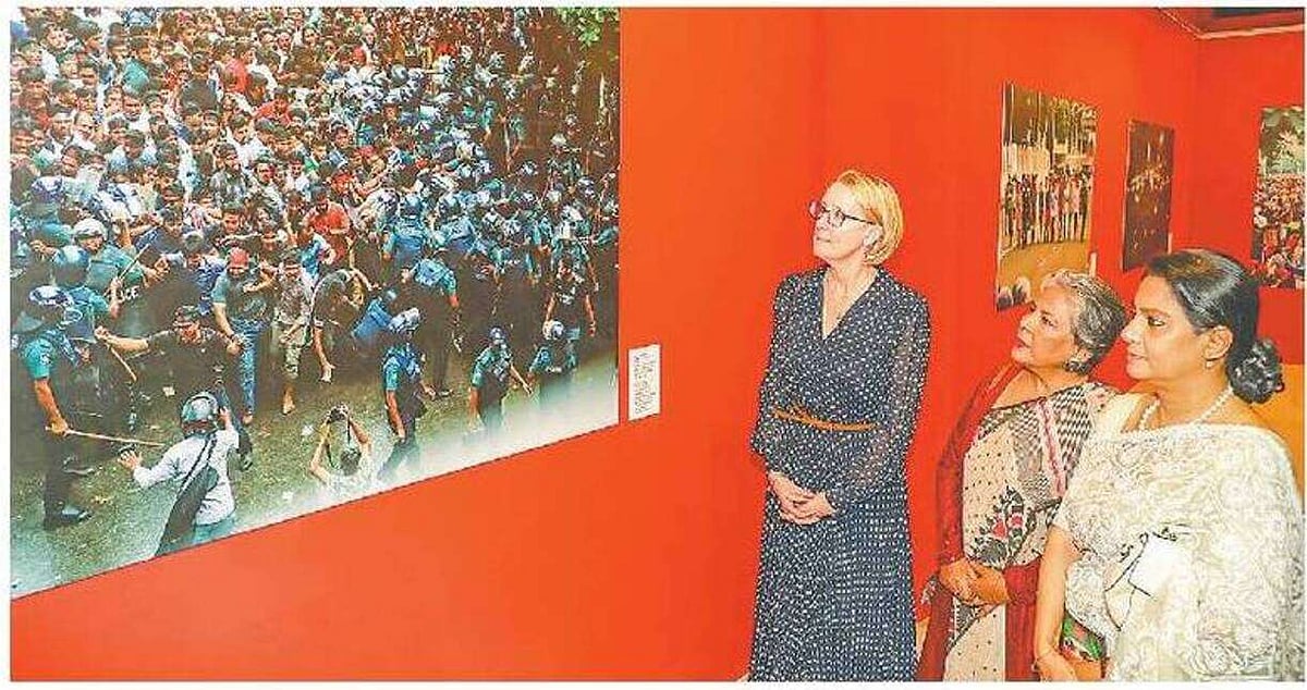 প্রদর্শনী দেখছেন (বাঁ থেকে) যুক্তরাজ্যের হাইকমিশনার সারাহ কুক, অন্তর্বর্তী সরকারের উপদেষ্টা শারমীন এস মুরশিদ ও সৈয়দা রিজওয়ানা হাসান