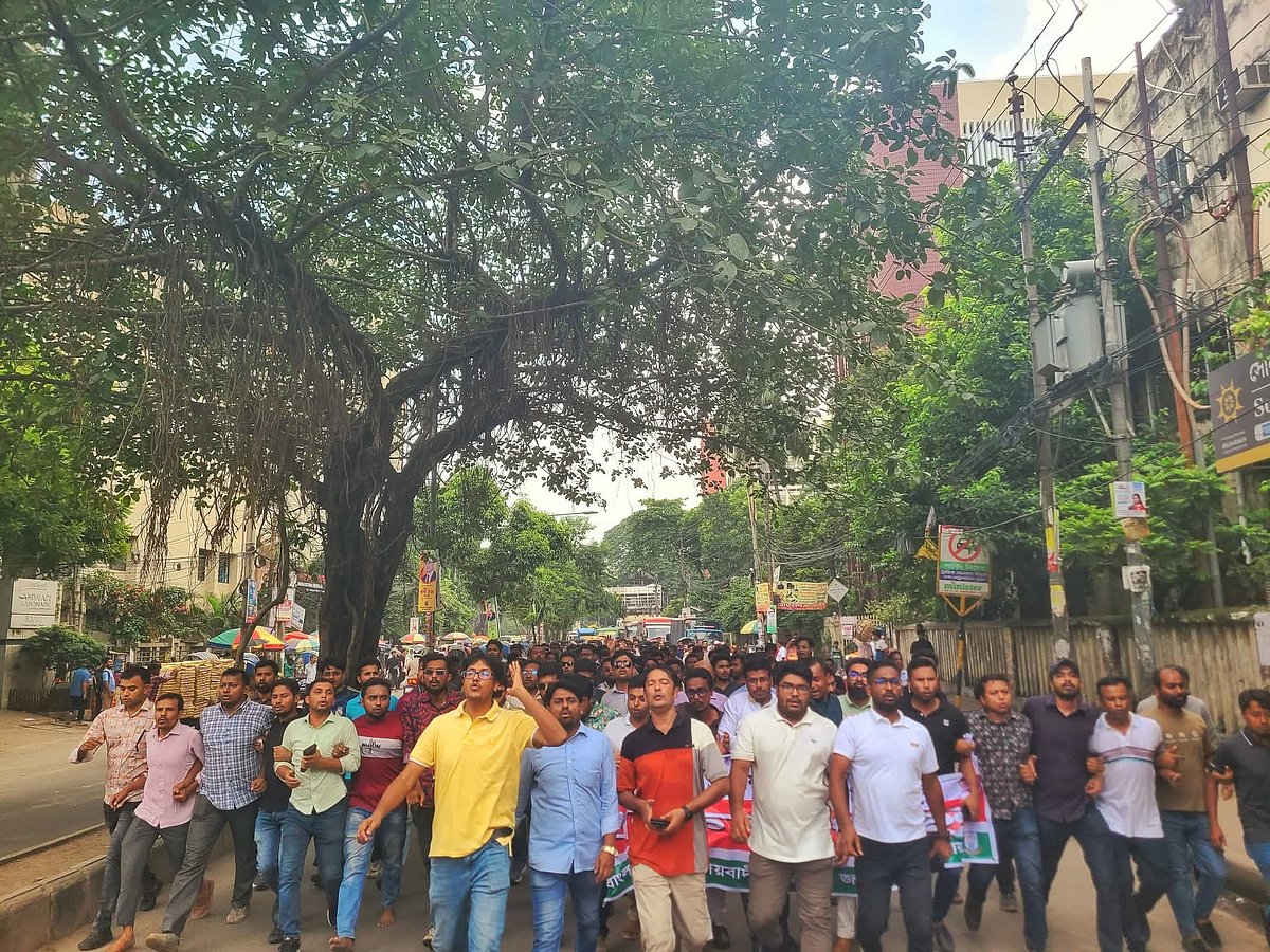 পুরান ঢাকার মিটফোর্ড হাসপাতালের সামনে এক ব্যবসায়ীকে হত্যার প্রতিবাদে জগন্নাথ বিশ্ববিদ্যালয় ছাত্রদলের বিক্ষোভ। জগন্নাথ বিশ্ববিদ্যালয় এলাকায়, ১২ জুলাই ২০২৫
