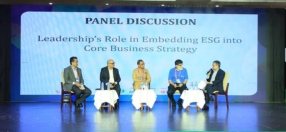 এসডিজি বাস্তবায়নে টেকসই শিল্প বিষয়ক দিনব্যাপী আয়োজিত সামিটে প্যানেল আলোচনায় আমন্ত্রিত অতিথিরা।‌আজ শনিবার রাজধানীর রেডিসন হোটেলে