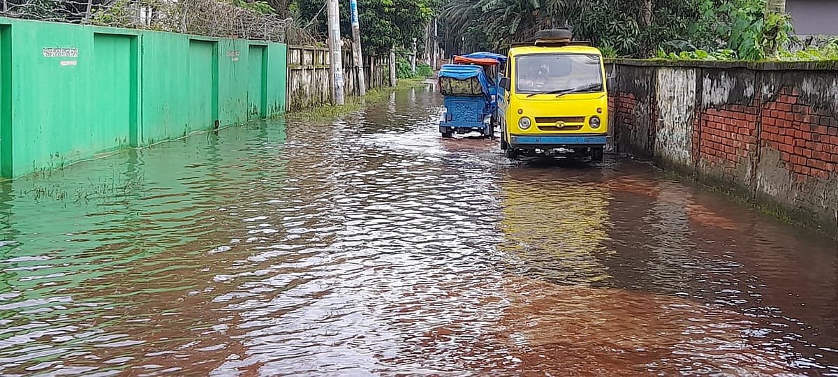 ডুবে আছে নোয়াখালী জেলা শহরের সেন্ট্রাল রোড। আজ সকালে তোলা