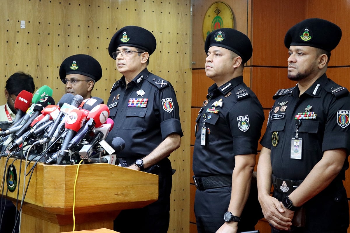রাজধানীর কারওয়ান বাজারে র‍্যাবের মিডিয়া সেন্টারে আজ এক সংবাদ সম্মেলনে বক্তব্য দেন র‍্যাবের মহাপরিচালক এ কে এম শহিদুর রহমান