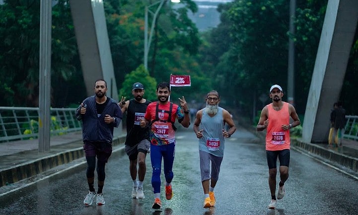 ঢাকা মেট্রো হাফ ম্যারাথন ২০২৫–এ অংশগ্রহণকারীদের একাংশ