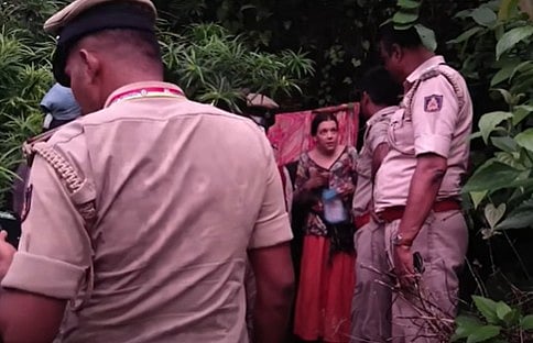 ভারতের কর্ণাটক রাজ্যে রামতীর্থ পাহাড়ের একটি প্রত্যন্ত গুহা থেকে দুই সন্তানসহ এক রুশ নারীকে উদ্ধার করা হয়