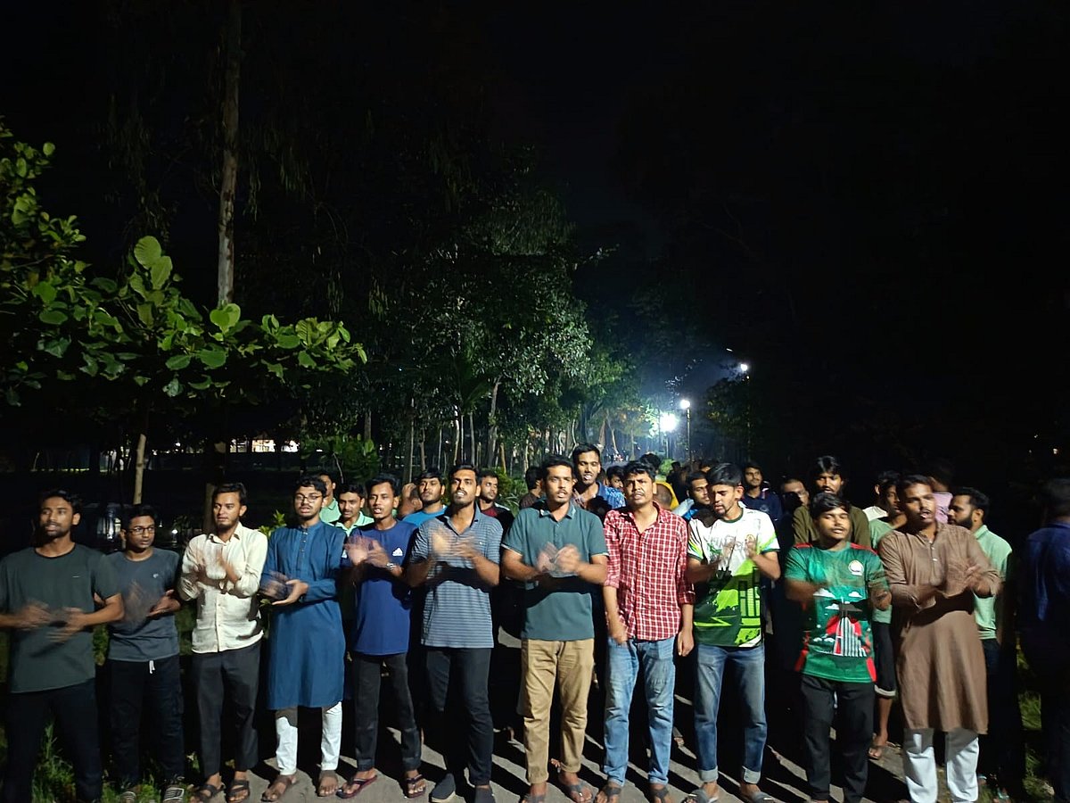 মিটফোর্ড হাসপাতালে এক ব্যবসায়ীকে এলোপাতাড়ি আঘাত করে ও কুপিয়ে হত্যার ঘটনার প্রতিবাদ জানিয়েছেন শাহজালাল বিশ্ববিদ্যালয়ে শিক্ষার্থীরা। গতকাল শুক্রবার রাতে