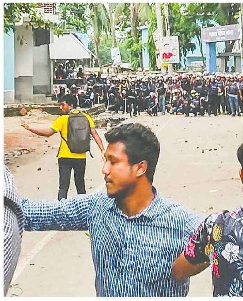 সাভার মডেল থানার সামনে ৫ আগস্ট এমন দৃশ্য দেখা গেছে