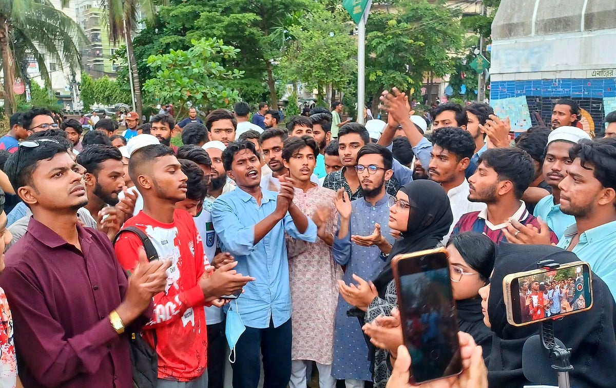 ঢাকায় ব্যবসায়ী লাল চাঁদ হত্যাকাণ্ড ও সারা দেশে চাঁদাবাজির প্রতিবাদে বিক্ষোভ করে গণতান্ত্রিক ছাত্র সংসদ কেন্দ্রীয় কমিটির নেতা-কর্মীরা। আজ বিকেল ৫টায় দুই নম্বর গেট এলাকায়