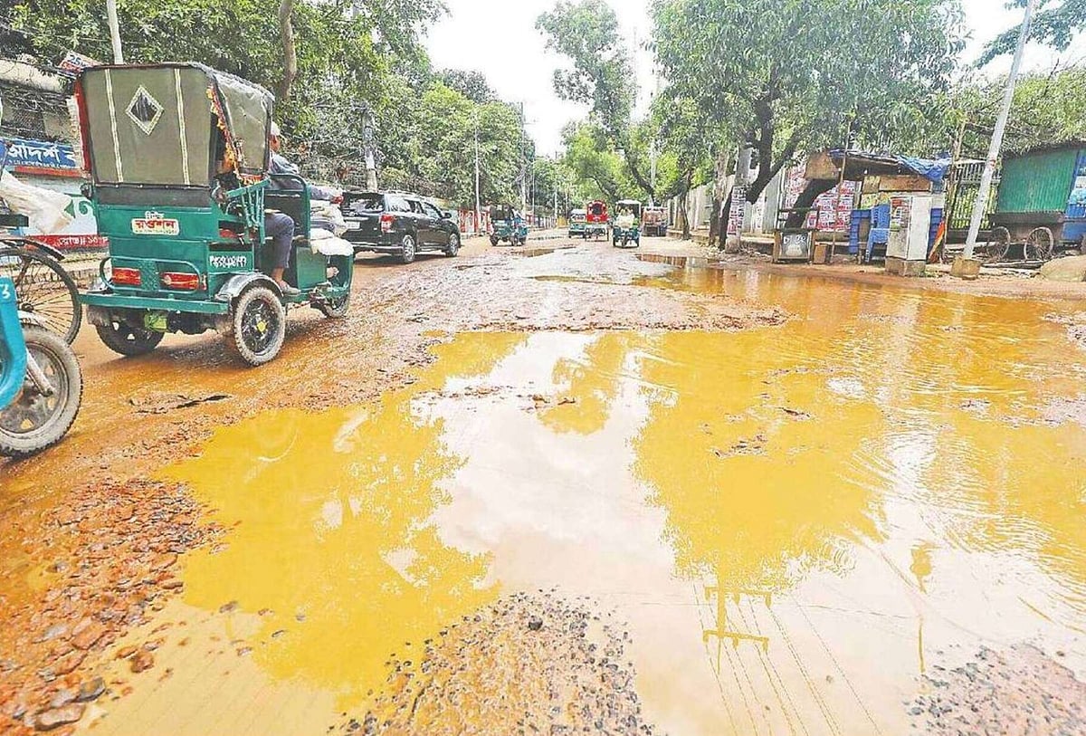 চট্টগ্রাম নগরের আগ্রাবাদ সিডিএ আবাসিক এলাকার প্রায় সব সড়কই এমন বেহাল। সম্প্রতি সিডিএ আবাসিকে ঢোকার মুখে