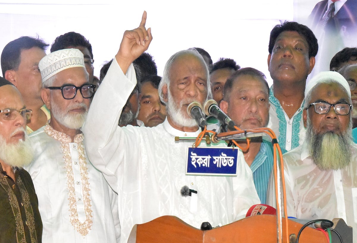 রাজশাহী মহানগর বিএনপির সদস্য সংগহ ও নবায়ন উপলক্ষে আয়োজিত সমাবেশে প্রধান অতিথির বক্তব্য দিচ্ছেন স্থায়ী কমিটির সদস্য আবদুল মঈন খান। শনিবার নগরের ভুবন মোহন পার্কে