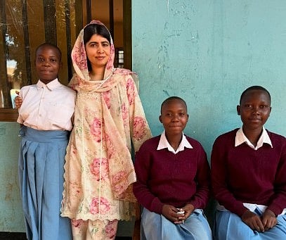 তানজানিয়ায় নারী শিক্ষার্থীদের সঙ্গে মালালা ইউসুফজাই