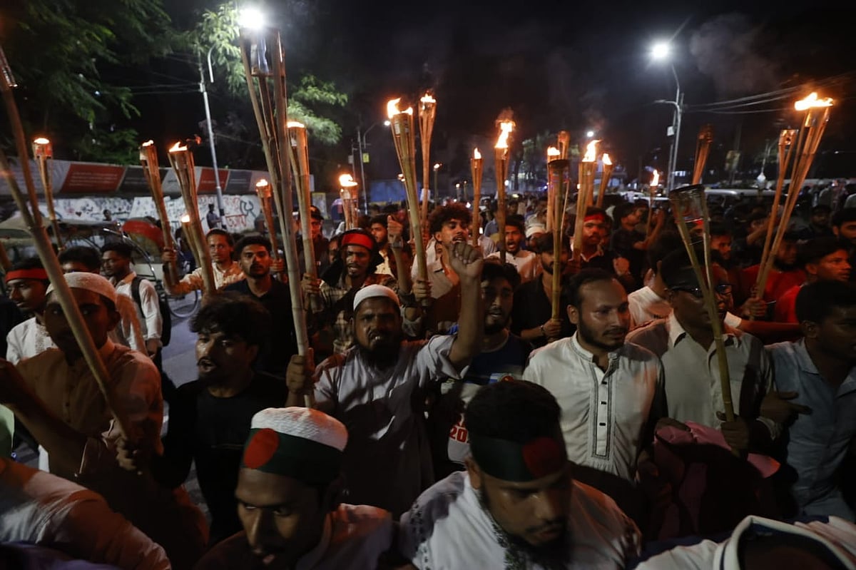 পুরান ঢাকায় নৃশংসভাবে ব্যবসায়ীকে হত্যার প্রতিবাদে বৈষম্যবিরোধী ছাত্র আন্দোলনের মশালমিছিল