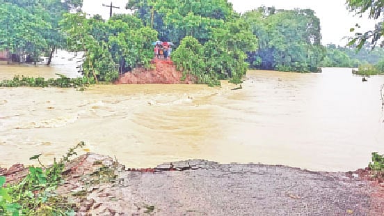 ফেনীর ফুলগাজী উপজেলার সদর ইউনিয়নের উত্তর শ্রীপুর গ্রামের পূর্বপাড়ায় মুহুরী নদীর বেড়িবাঁধ ভেঙে প্লাবিত হয় গ্রামের পর গ্রাম। বুধবার সকালে