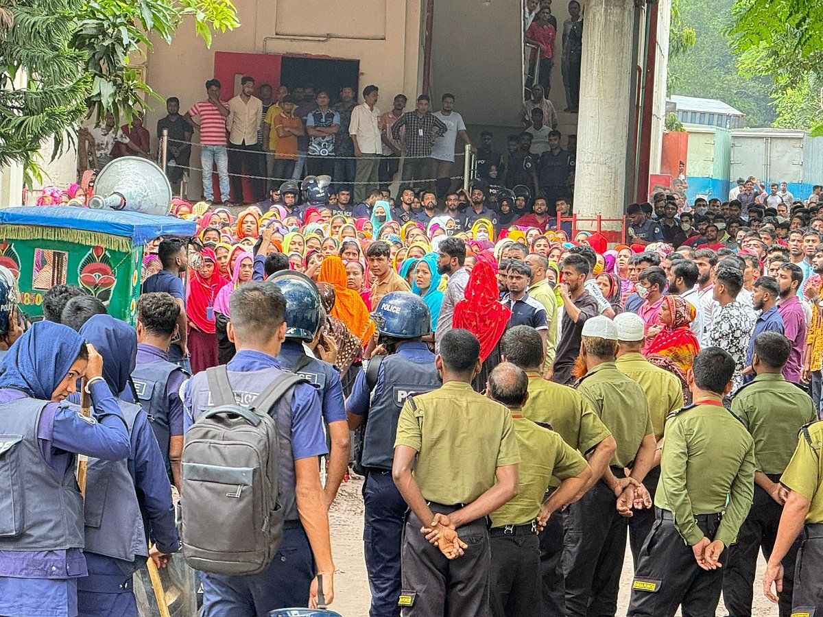 গাজীপুরের কালিয়াকৈরে সাউদার্ন নিটওয়্যার লিমিটেড কারখানায় শ্রমিকদের বিক্ষোভ। আজ সকাল ৯টার দিকে উপজেলার বড়ইছুটি এলাকায়
