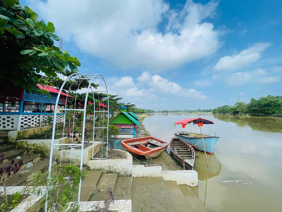 কুমিল্লা আদর্শ সদর উপজেলার অরণ্যপুরে গোমতীর চরের নিচু স্থানে নির্মাণ করা একটি রেস্তোরাঁর এ স্থাপনাগুলো পানিতে তলিয়ে গিয়েছিল। এরই মধ্যে পানি সরে যাওয়ায় সেগুলো ভেসে উঠেছে। আজ শনিবার সকালে