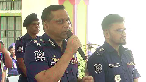 শরীয়তপুরে সুধী সমাবেশে প্রধান অতিথির বক্তব্য দিচ্ছেন ঢাকা রেঞ্জ পুলিশের ডিআইজি রেজাউল করিম মল্লিক। রোববার বেলা ১১টায় জেলা পুলিশ লাইনসের ড্রিল শেডে