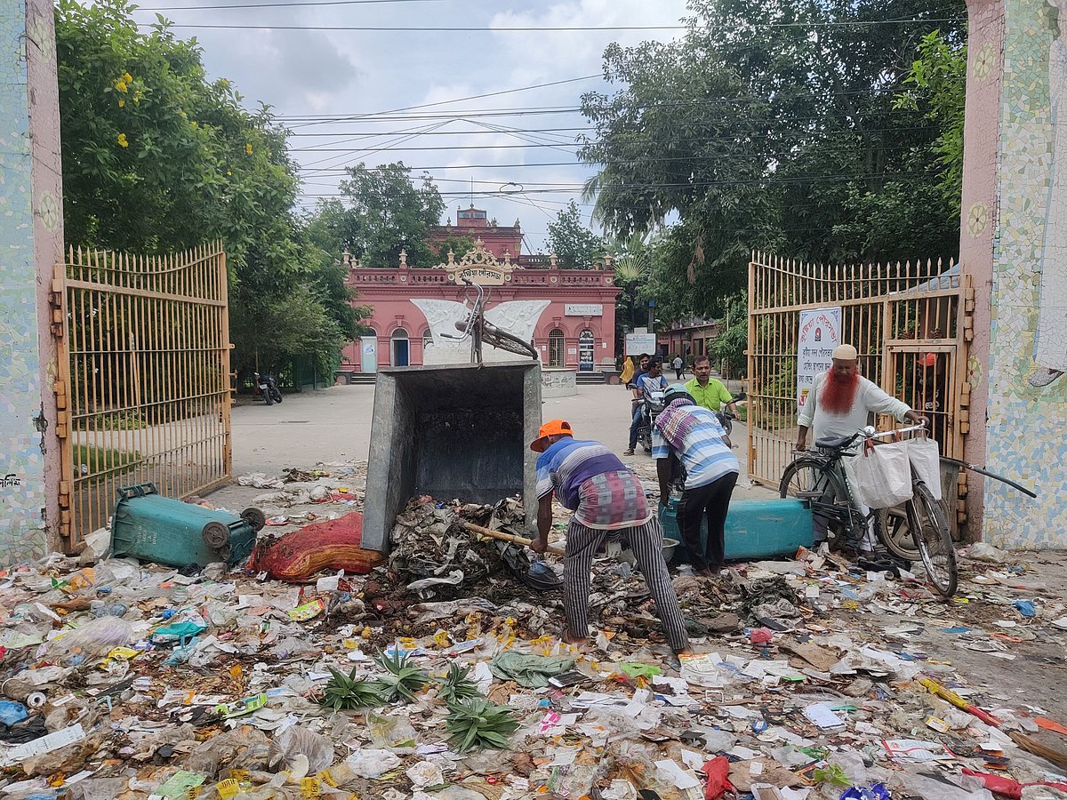 কুষ্টিয়া পৌরসভার প্রধান ফটকের সামনে বর্জ্য ফেলে আন্দোলন করছেন পরিচ্ছন্নতাকর্মীরা। আজ রোববার