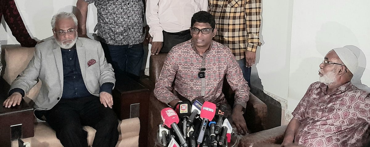 সাংবাদিকদের সঙ্গে কথা বলছেন জাপা মহাসচিব শামীম হায়দার পাটোয়ারী। পাশে দলের চেয়ারম্যান জি এম কাদের। আজ রোববার রংপুর নগরের সেনপাড়ায় জাপা চেয়ারম্যানের বাড়িতে