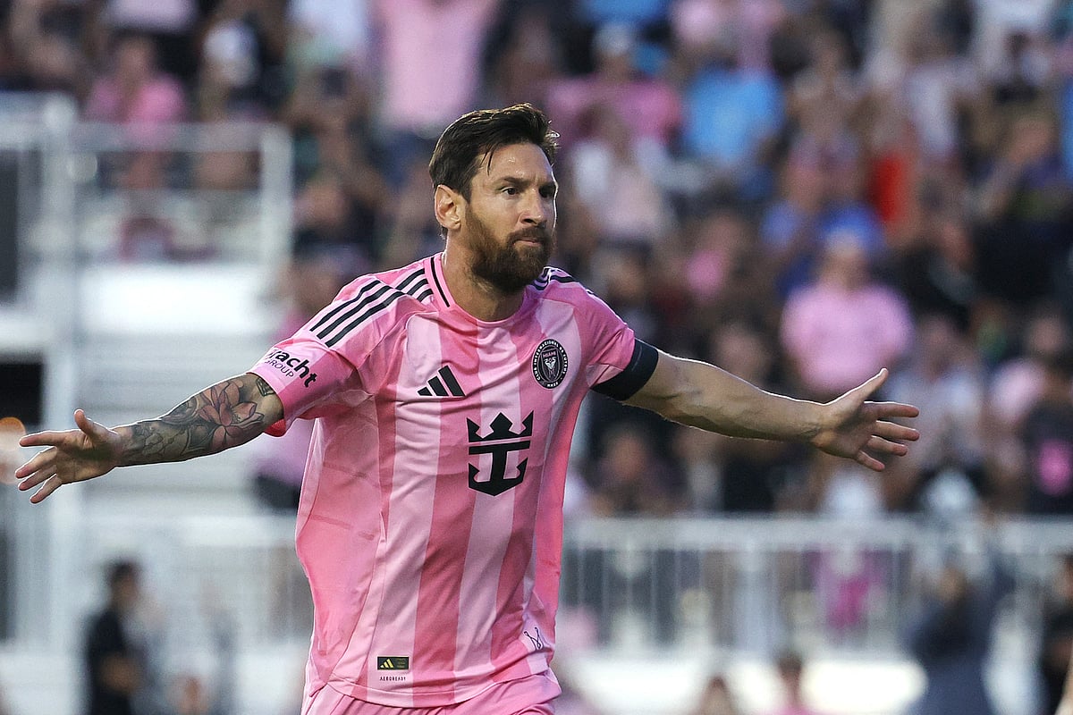 আবারও জোড়া গোলের উদ্‌যাপন লিওনেল মেসির।