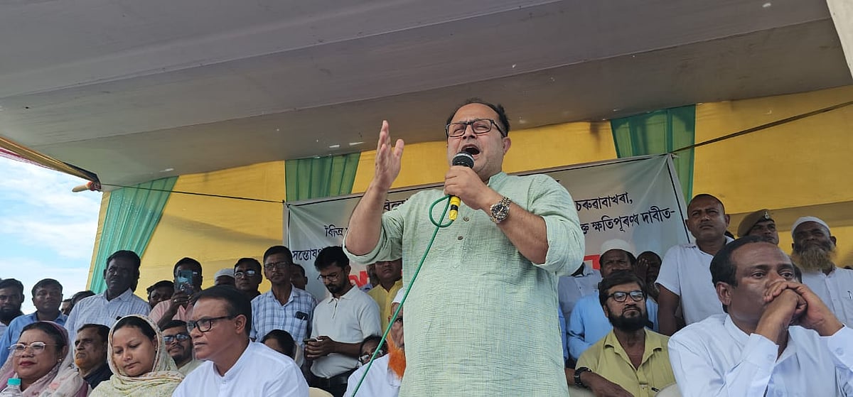 আসামের ধুবরিতে প্রতিবাদ সভার ভাষণ দিচ্ছেন আসামের বিধায়ক আমিনুল ইসলাম