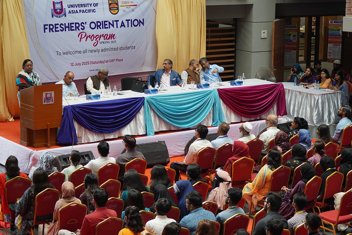 বিশ্ববিদ্যালয়ের স্থায়ী ক্যাম্পাসে অনুষ্ঠিত নবীনবরণ অনুষ্ঠানে বক্তব্য দেন ইউএপি বোর্ড অব ট্রাস্টিজের (বিওটি) চেয়ারপারসন স্থপতি মাহবুবা হক