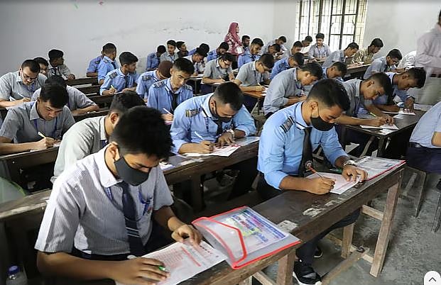 এবারে পাসের হার কমে যাওয়ায় জিপিএ-৫ পাওয়া শিক্ষার্থীর সংখ্যা কমেছে।