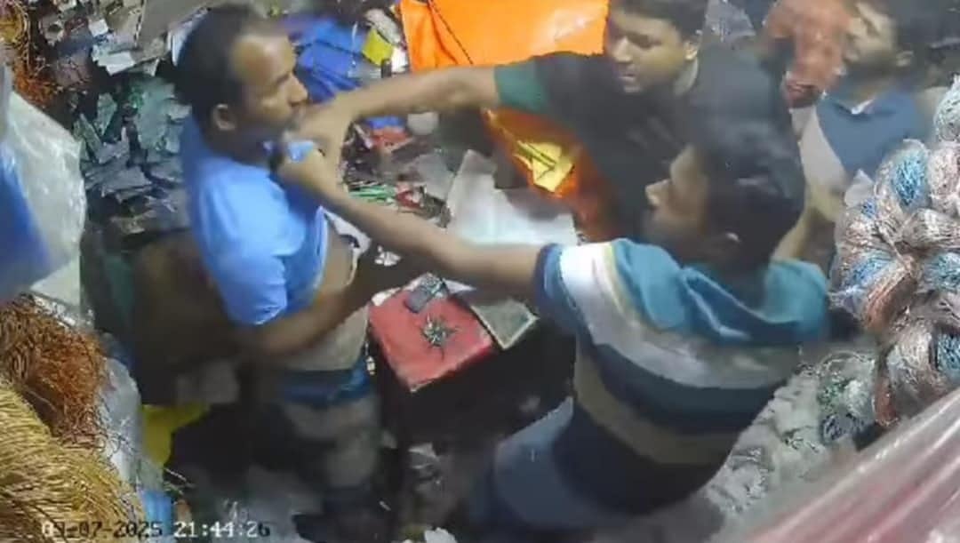 দোকানে ঢুকে মো. সুমনকে টেনেহিঁচড়ে বাইরে নিয়ে যাওয়ার চেষ্টা করছেন মো. সায়েম, তাঁর ভাতিজা মো. ফয়সাল। ইয়াসির আরাফাত রুবেল নামে একটি ফেসবুক আইডিতে শেয়ার করা