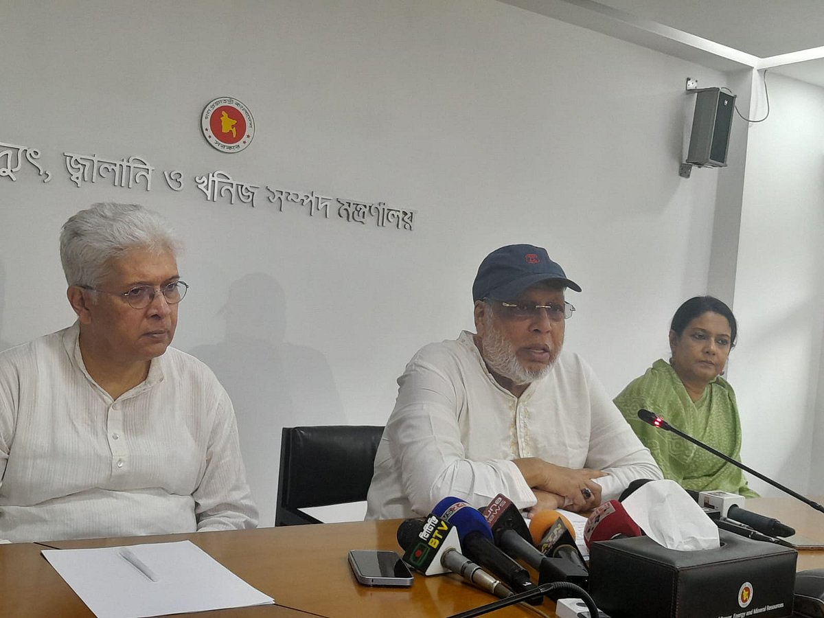 আজ সচিবালয়ে অনুষ্ঠিত সংবাদ সম্মেলনে বক্তব্য দিচ্ছেন জ্বালানি উপদেষ্টা মুহাম্মদ ফাওজুল কবির খান।