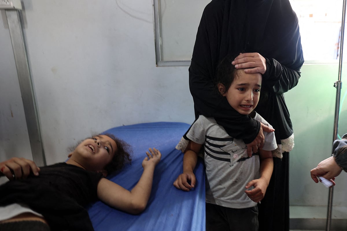 ইসরায়েলের হামলায় আহত এক শিশুকে চিকিৎসা দেওয়া হচ্ছে। আজ রোববার মধ্য গাজার আল–আওদা হাসপাতালে