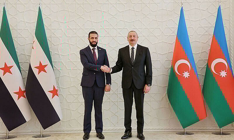 সিরিয়ার অন্তর্বর্তী প্রেসিডেন্ট আহমেদ আল-শারা (বাঁয়ে) ও আজারবাইজানের প্রেসিডেন্ট ইলহাম আলিয়েভ। আজারবাইজানের রাজধানী বাকুতে, ১২ জুলাই ২০২৫