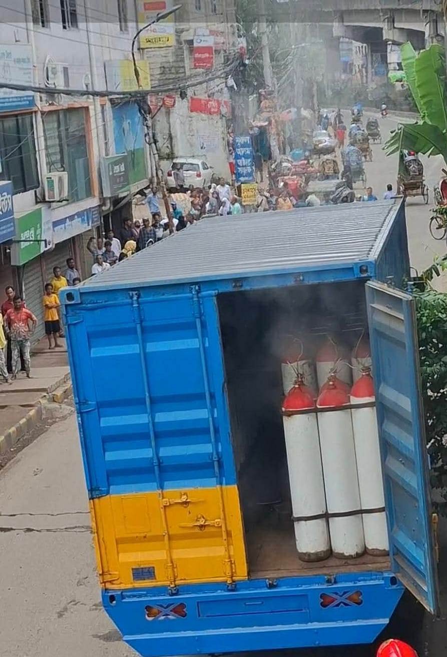 চলার পথে হঠাৎ করে সিলিন্ডার লিকেজ হয়ে গ্যাস বের হতে শুরু করে। এতে মাঝপথেই থেমে যায় কাভার্ডভ্যানটি। আজ দুপুরে
