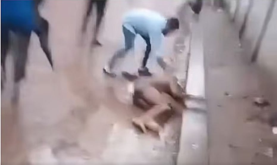 গত বুধবার সন্ধ্যায় মিটফোর্ড হাসপাতালের ৩ নম্বর গেটের সামনে রাস্তার ওপর ব্যবসায়ী লাল চাঁদকে নৃশংসভাবে হত্যার ভিডিও ইন্টারনেটে ছড়িয়ে পড়েছে