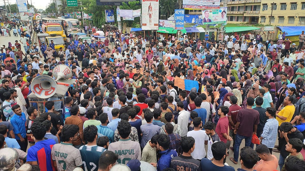 নোয়াখালী বিজ্ঞান ও প্রযুক্তি বিশ্ববিদ্যালয়ের তিন শিক্ষার্থীর ওপর হামলার প্রতিবাদে শিক্ষার্থীদের বিক্ষোভ ও সড়ক অবরোধ। আজ বিকেলে বেগমগঞ্জ উপজেলার চৌমুহনী চৌরাস্তায়
