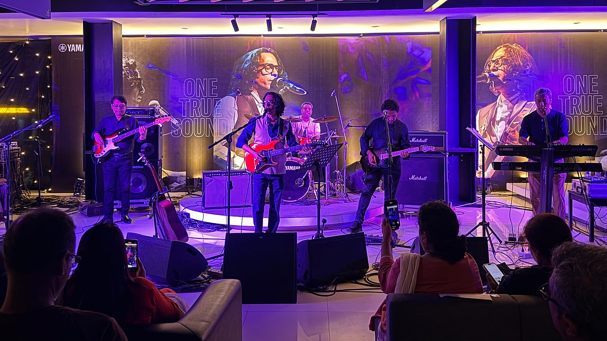 অনুষ্ঠানে গাইছেন বাপ্পা মজুমদার