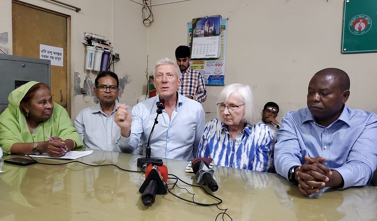 সংবাদ সম্মেলনে বক্তব্য দিচ্ছেন অস্ট্রেলিয়ার কারিগরি প্রতিষ্ঠান মিহেলথঅমিক্সের চেয়ারম্যান পল মেইনওয়ারিং। আজ রোববার বগুড়া প্রেসক্লাব মিলনায়তনে