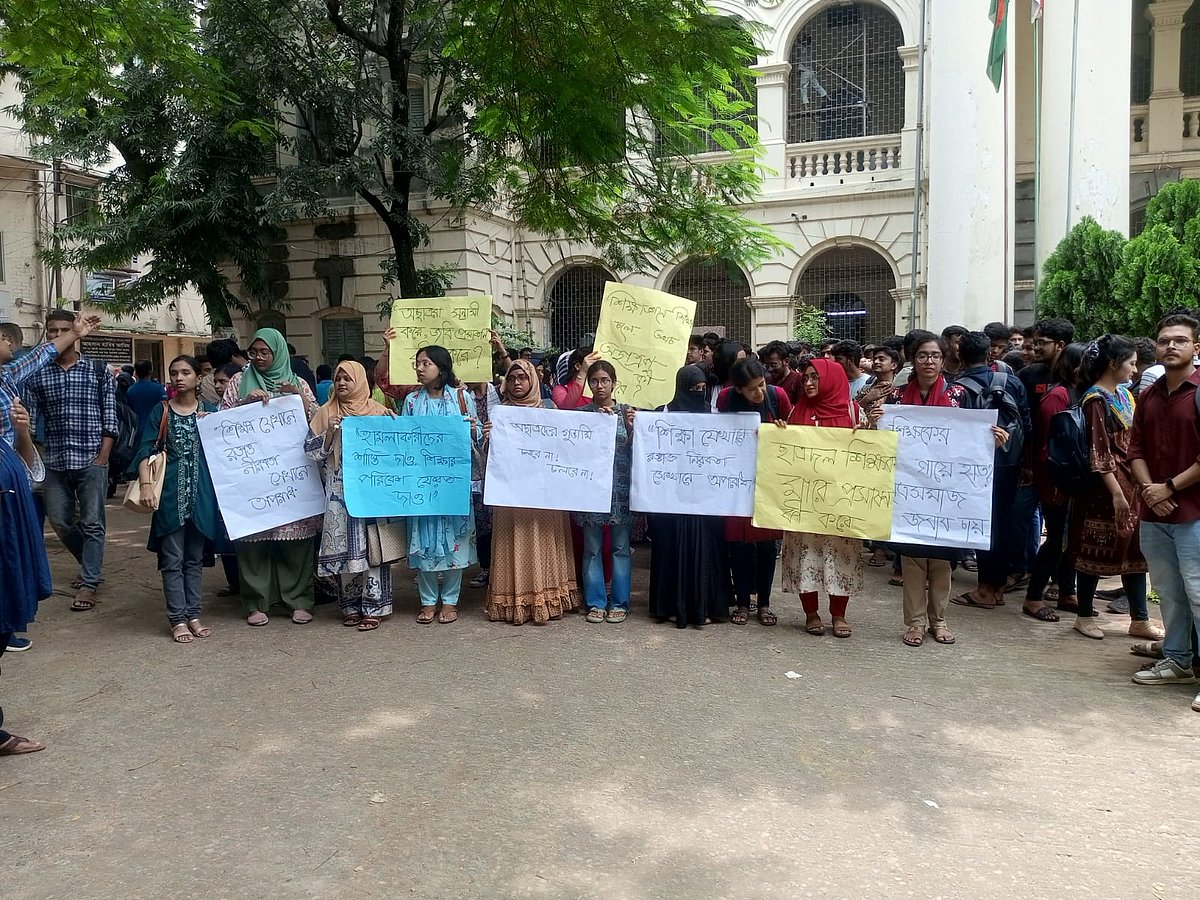শিক্ষক ও শিক্ষার্থীদের ওপর ছাত্রদলের হামলার প্রতিবাদে জগন্নাথ বিশ্ববিদ্যালয়ের শিক্ষার্থীদের বিক্ষোভ। জগন্নাথ বিশ্ববিদ্যালয় ক্যাম্পাসে, ১৩ জুলাই ২০২৫