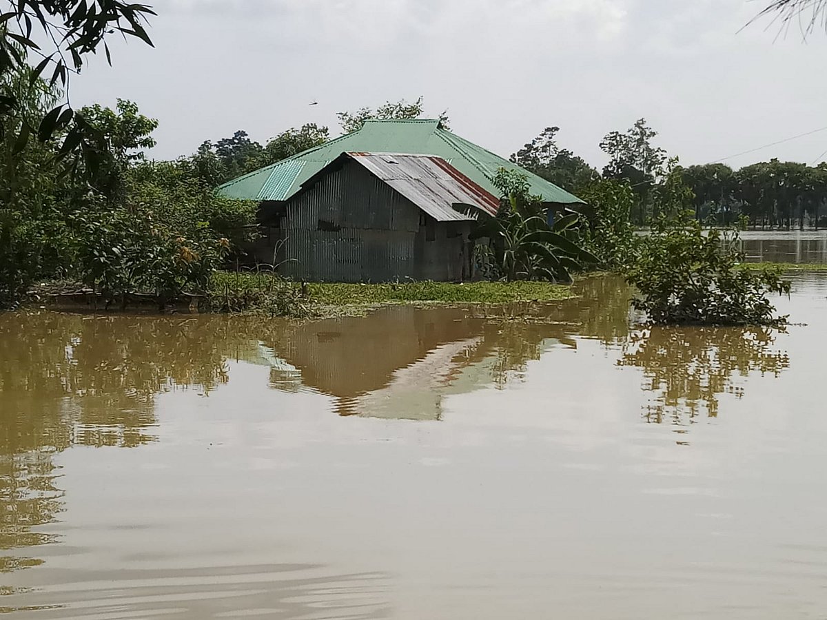 ঘর থেকে পানি সরলেও চারপাশে জমে আছে পানি। আজ সকালে ফুলগাজী উপজেলার দরবারপুর ইউনিয়নের সাতবাড়িয়া গ্রামে
