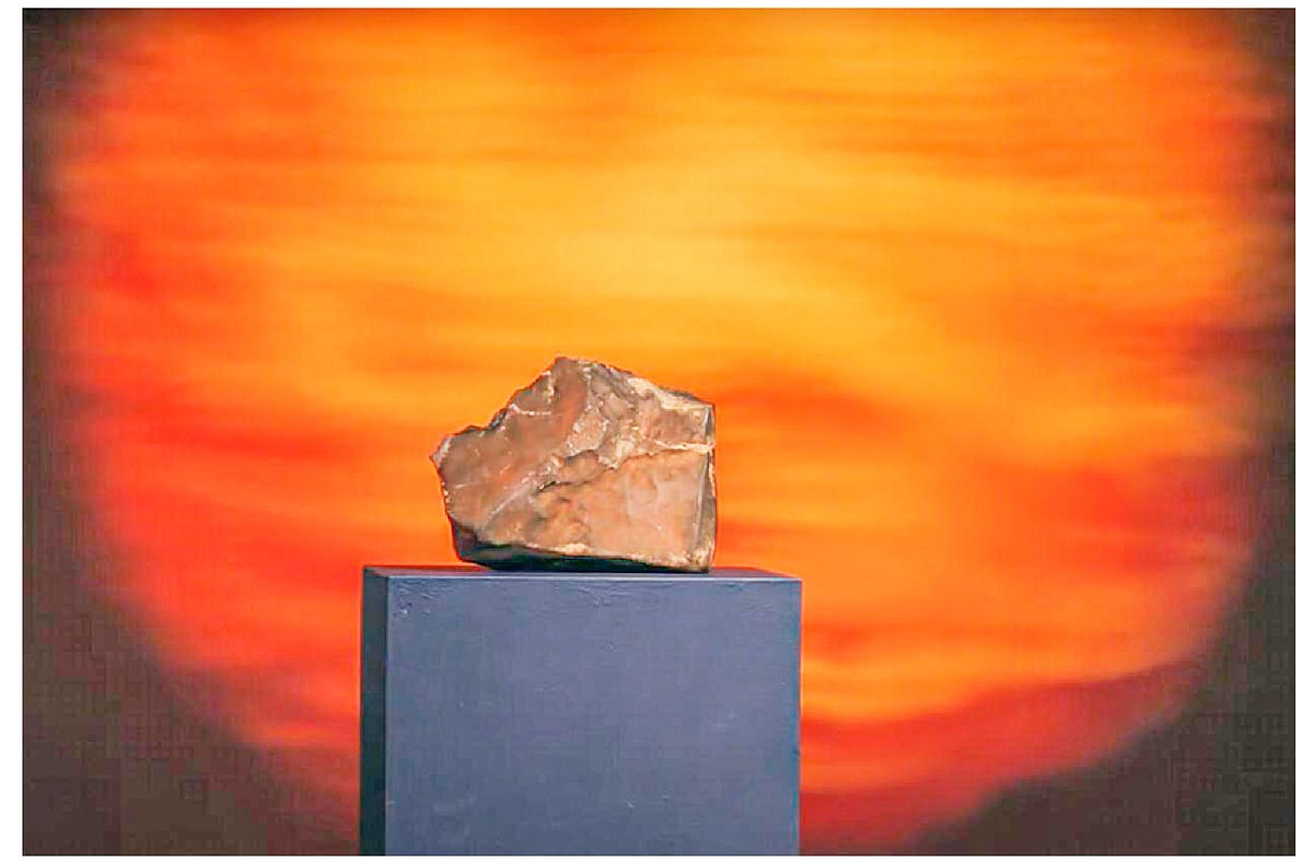 এনডব্লিউএ ১৬৭৮৮ নামের পাথরখণ্ডটি নিলামে তোলা হচ্ছে।  ছবি: সদবি’স-এর ওয়েবসাইটে প্রকাশিত ভিডিও থেকে নেওয়া