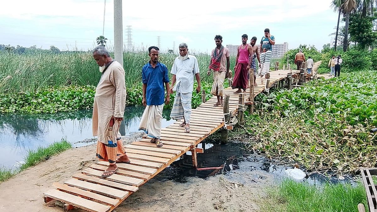 গ্রামবাসীর শ্রমে–অর্থে ভাঙা সাঁকো মেরামত করে তৈরি হয়েছে কাঠের সেতু। গাজীপুরের শ্রীপুর পৌরসভার বংশিঘাটায়