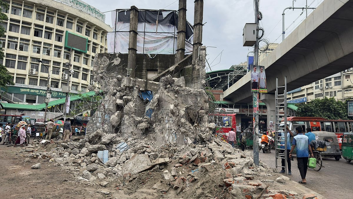 বুলডোজার দিয়ে গুঁড়িয়ে দেওয়া হয়েছে শাহবাগ মোড়ে ‘প্রজন্ম চত্বর’ নামে পরিচিতি পাওয়া এই স্থাপনা। আজ রোববার বিকেলের চিত্র