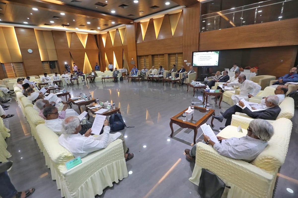 জাতীয় ঐকমত্য কমিশনের সঙ্গে রাজনৈতিক দলগুলোর আলোচনা। দোয়েল হল, ফরেন সার্ভিস একাডেমি