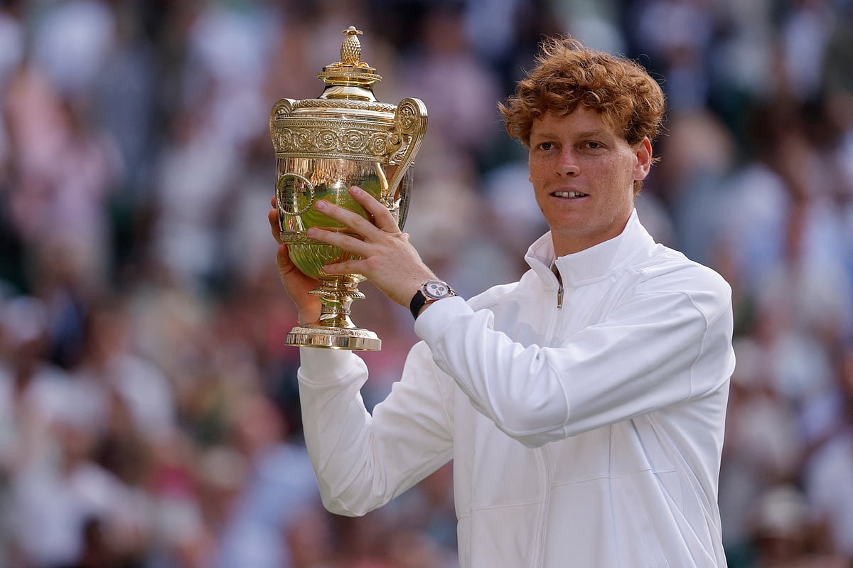 উইম্বলডন ট্রফি হাতে ইয়ানিক সিনার