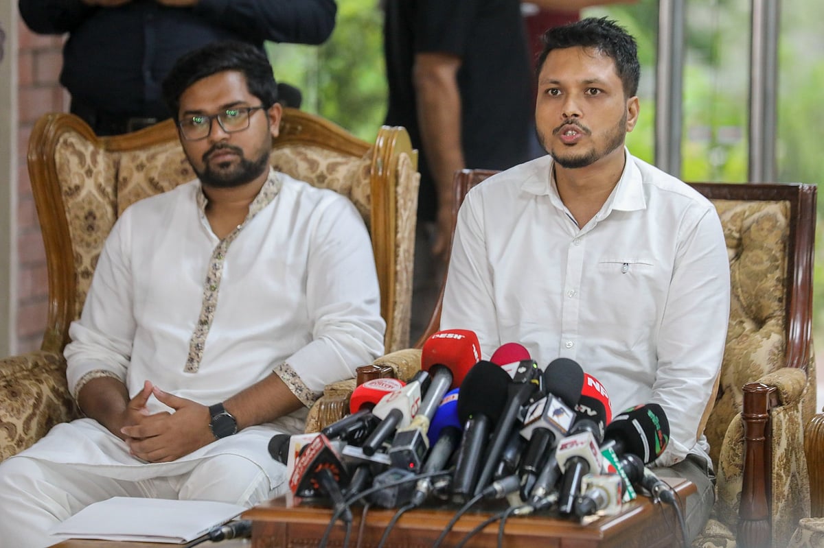 জাতীয় ঐকমত্য কমিশনের সঙ্গে রাজনৈতিক দলগুলোর দ্বিতীয় ধাপের ১২তম দিনের আলোচনা শেষে সাংবাদিকদের ব্রিফ করেন জাতীয় নাগরিক পার্টির (এনসিপি) যুগ্ম আহ্বায়ক জাবেদ রাসিন। রোববার রাজধানীর ফরেন সার্ভিস একাডেমিতে