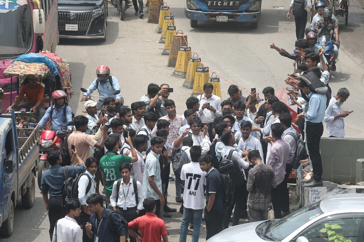 রাজধানীর সায়েন্স ল্যাবে আজ রোববার চাঁদাবাজির বিরুদ্ধে ও লাল চাঁদ হত্যার বিচার দাবিতে বিক্ষোভ করেছেন ঢাকা কলেজ ও আইডিয়াল কলেজের শিক্ষার্থীরা