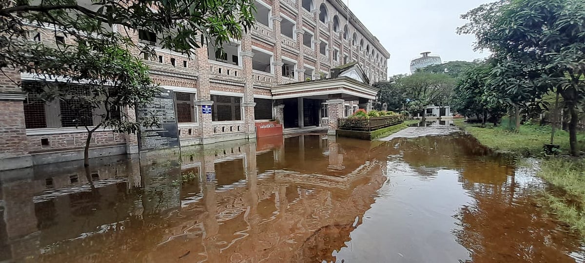 টানা দুই দিন তেমন বৃষ্টি না হলেও এখনো পানি জমে আছে জেলা জজ আদালতের আঙিনায়। আজ সকাল সাড়ে আটটায়