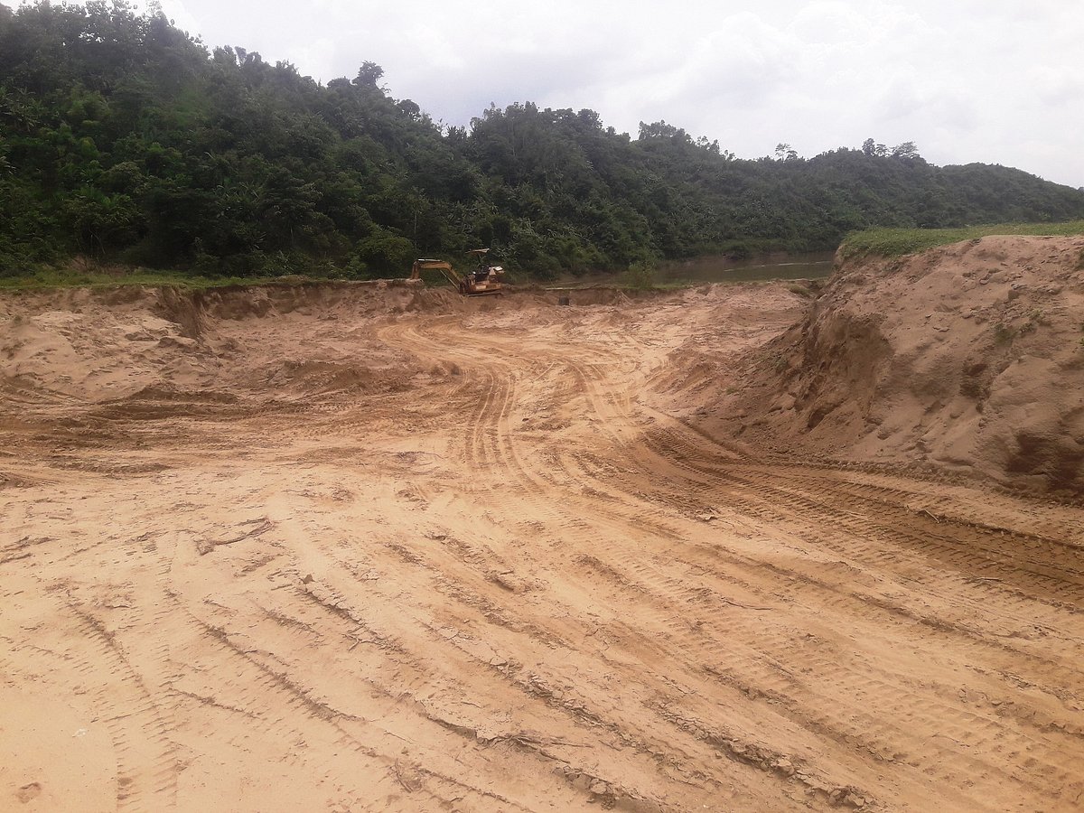 বান্দরবানের সদর উপজেলার গোয়ালীখোলার রোয়াজার পাড়া এলাকায় সাঙ্গু নদের চর থেকে এক্সকাভেটর দিয়ে তোলা হচ্ছে বালু। গতকাল তোলা