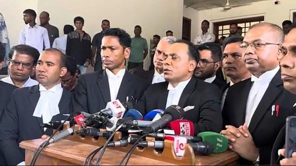 ব্রিফিংয়ে বিএনপির আইনবিষয়ক সম্পাদক কায়সার কামাল। হাইকোর্ট বিভাগের বর্ধিত ভবনের সামনে, ১৩ জুলাই ২০২৫