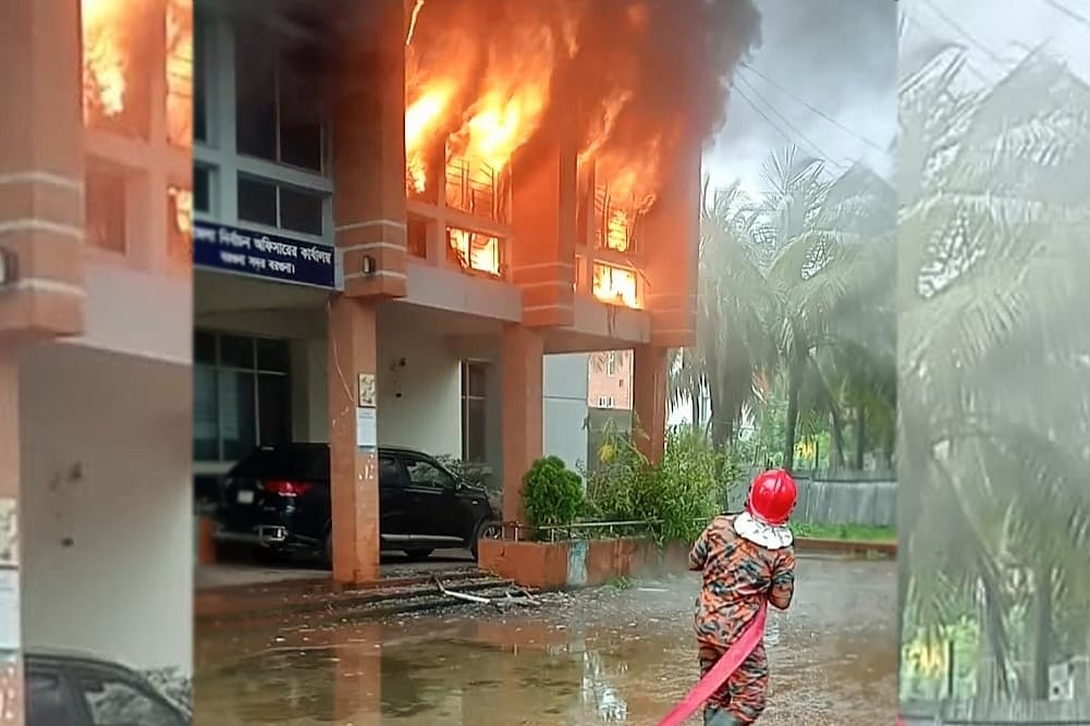 বরগুনা জেলা নির্বাচন কর্মকর্তার কার্যালয়ে আজ সোমবার সকাল সাড়ে সাতটার দিকে ডাটা আগুন লাগে। পরে ফায়ার সার্ভিসের সদস্যরা আগুন নিয়ন্ত্রণে আনেন