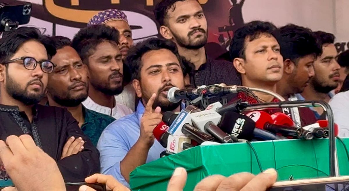 পটুয়াখালী শহরের সার্কিট হাউস চত্বরে এনসিপির পথসভায় নাহিদ ইসলাম।  আজ সোমবার বেলা দুইটায়