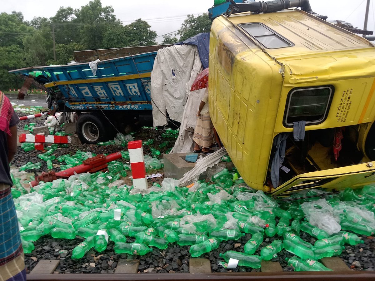 ট্রেনের ধাক্কায় দুমড়েমুচড়ে যায় ট্রাকটি। আজ সকালে কক্সবাজারের চকরিয়া উপজেলার মছনিয়াকাটা রেলক্রসিং এলাকায়