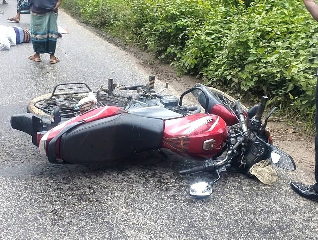 দুর্ঘটনাকবলিত মোটরসাইকেল